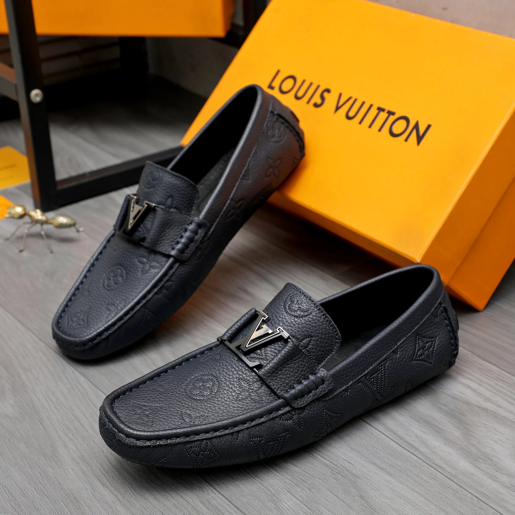 Men's shoes 💰400 Product trademark: LV "Louis Vuitton" business slip-on leather shoes Regular size: 38-45 (45 is custom-made and non-returnable) Product materials: Selected high-quality cowhide embossed upper, pigskin lining, rubber outsole